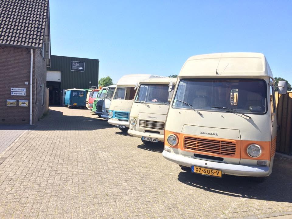 Rij klassieke Peugeot J7- en J9-bussen bij Reparaats in Goirle