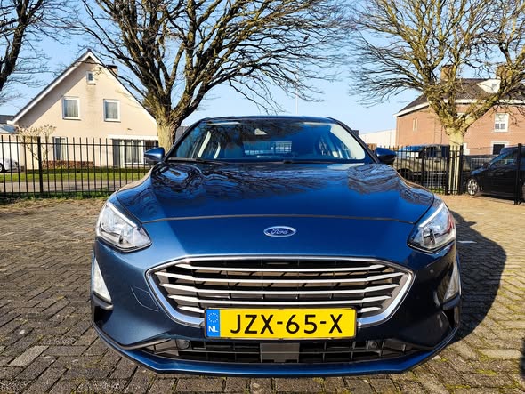 Voorzijde en wielen van een Ford bij Reparaats